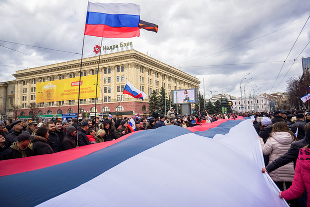 Участники митинга в поддержку федерализации Украины на площади Свободы в Харькове, весна 2014 года. Фото: Игорь Чекачков / РИА Новости