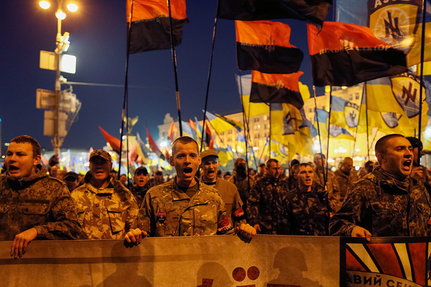 Бойцы украинского батальона «Азов» принимают участие в шествии, посвященном Дню украинского казачества в Киеве, 14 октября 2014 года. Фото: Gleb Garanich / Reuters