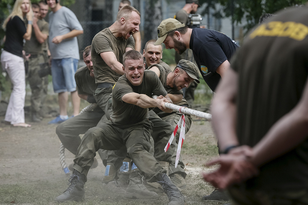 Добровольцы батальона «Азов» Нацгвардии Украины принимают участие в испытаниях перед отправкой на фронт в учебном центре в Киеве, 14 августа 2015 года. Фото: Gleb Garanich / Reuters