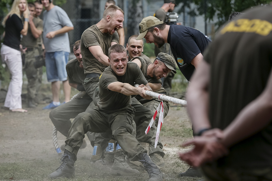 Добровольцы батальона «Азов» Нацгвардии Украины принимают участие в испытаниях перед отправкой на фронт в учебном центре в Киеве, 14 августа 2015 года