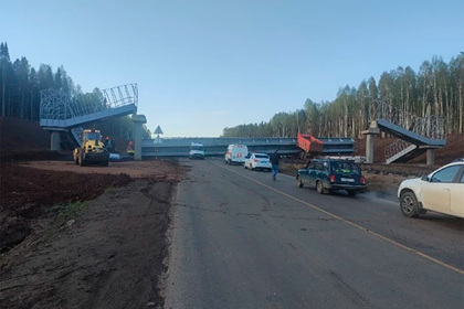 КамАЗ снес пешеходный мост на российской трассе