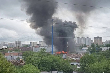 На территории промзоны в Москве произошел мощный пожар