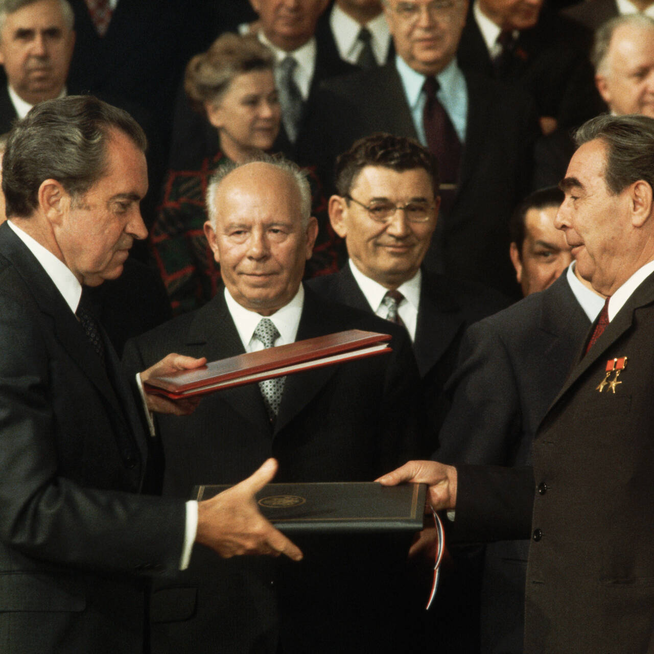 Конец международной разрядки. Никсон и Брежнев 1972. Никсон и Брежнев 1972 г подписали. Брежнев и Никсон. 1972 Переговоры Брежнева и Никсона.