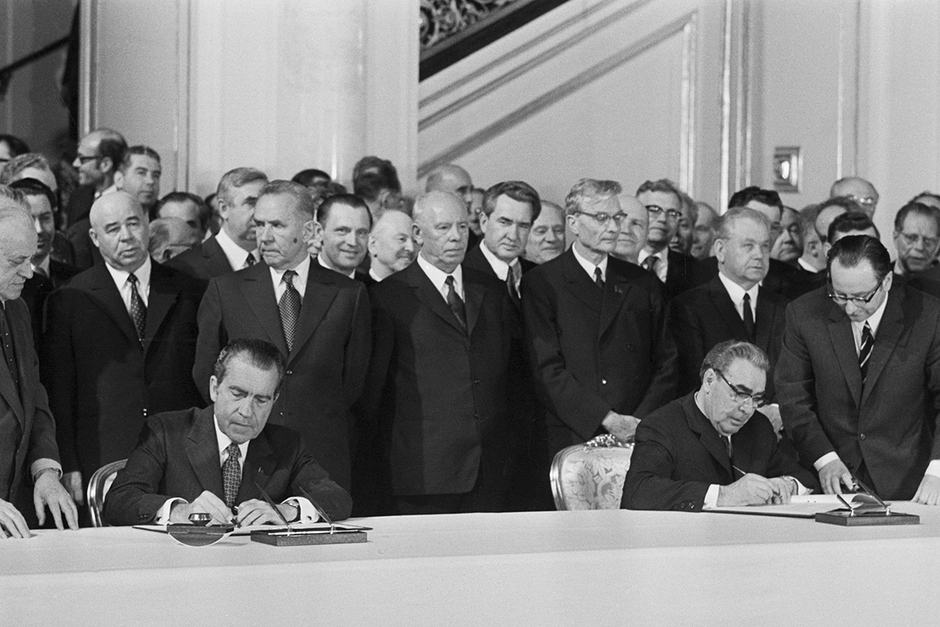 Брежнев и Никсон подписывают документ «Основы взаимоотношений СССР и США»