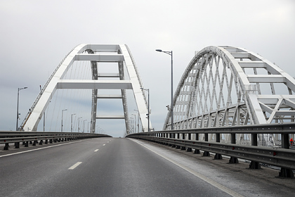 На Крымском мосту насмерть сбили мужчину