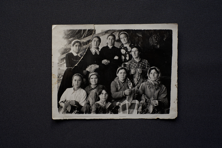 Карачаевские и казахские женщины во время сбора табака, Казахская ССР. Фотография из личного архива Аминат Пагоевны Чотчаевой