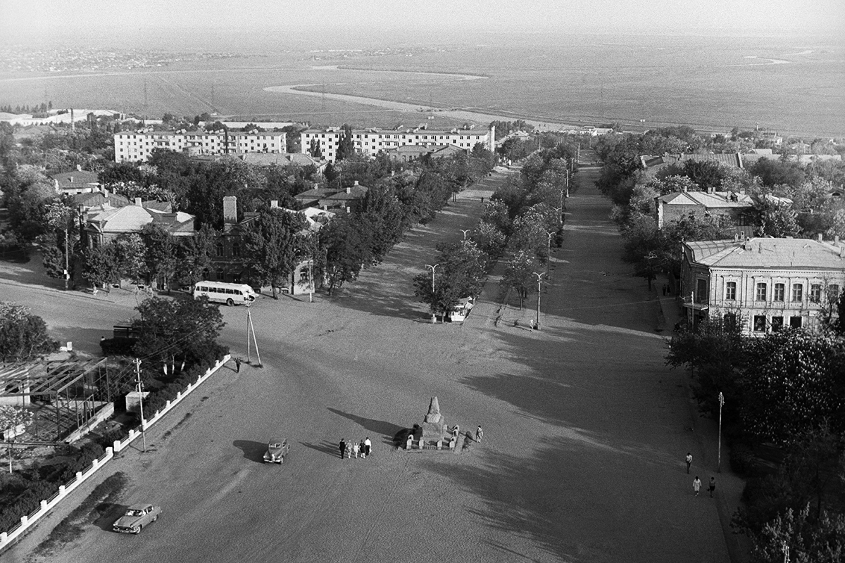 Задавить в корне» 60 лет Новочеркасскому расстрелу. За что власти СССР  приказали открыть огонь по демонстрации рабочих?: Политика: Россия: Lenta.ru