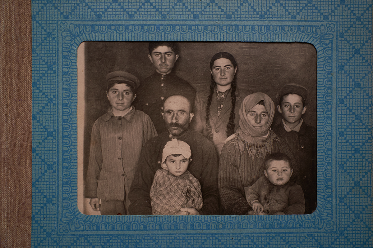 Семья карачаевцев во время депортации в Средней Азии. Фотография из личного архива Люазы и Асият Болуровых
