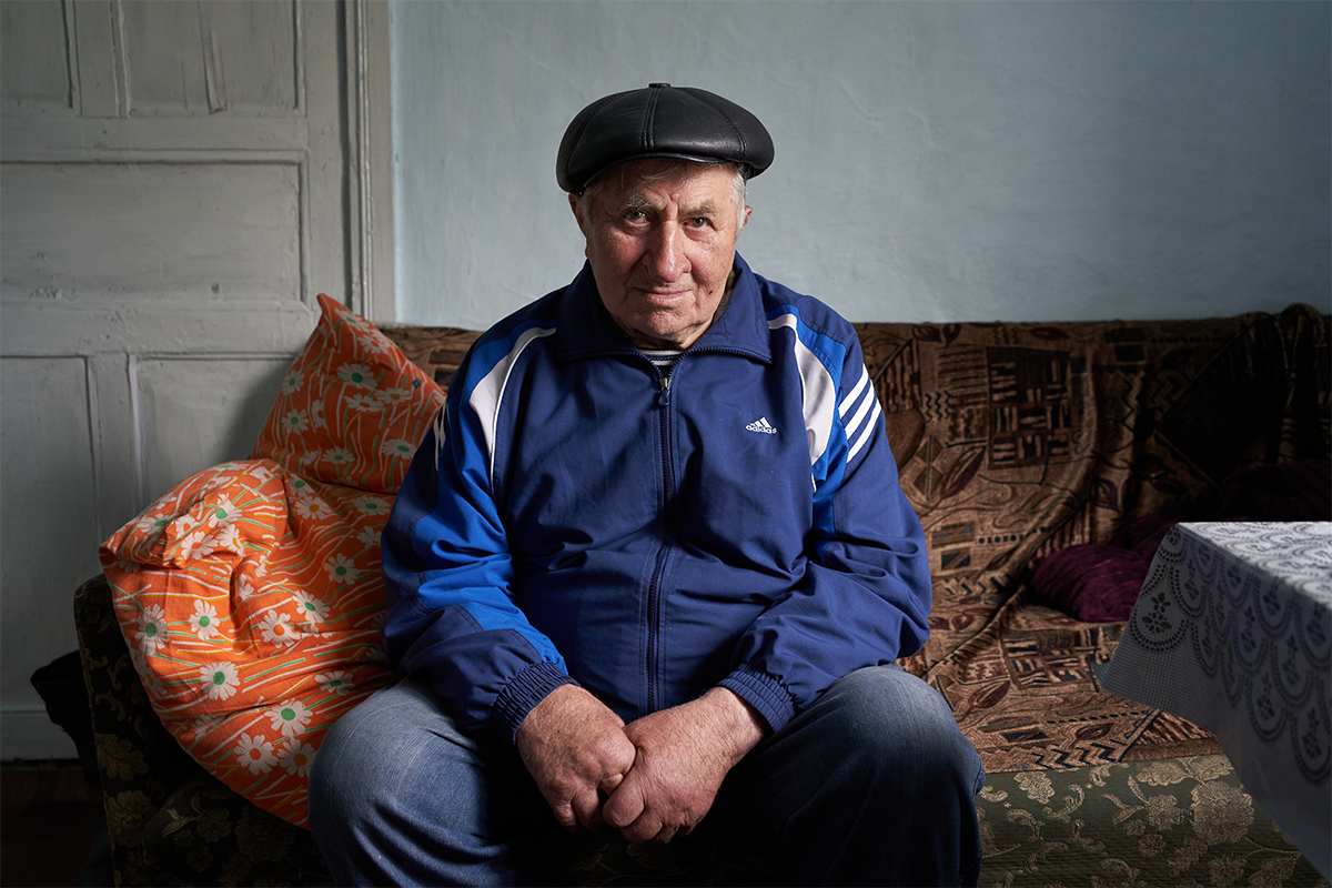 Хамид Адеевич Узденов, карачаевец, переживший депортацию 1943-1956 годов, в своем доме в ауле Карт-Джурт, Карачаево-Черкесия, Россия. Когда он был ребенком, его семью переселили в Казахстан, в колхоз Киш-Миш, где они жили до 1957 года. После реабилитации карачаевцев семья смогла вернуться на Кавказ