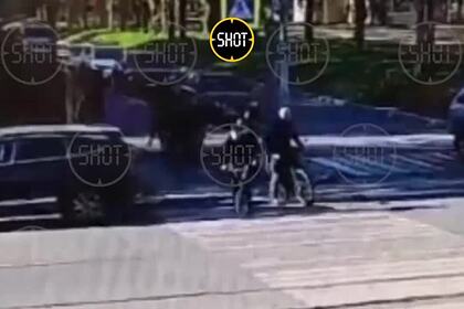 В Петербурге иномарка на большой скорости сбила велосипедиста и попала на видео