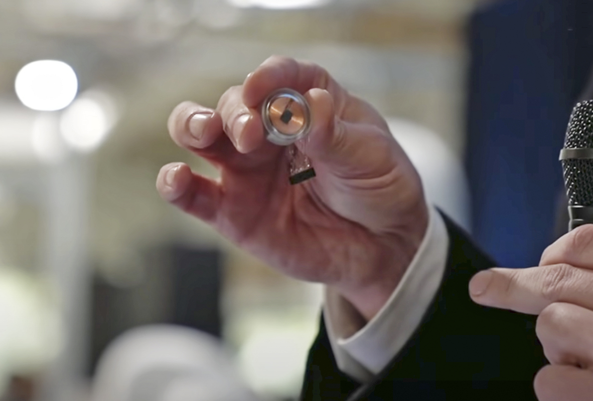 Имплант от Neuralink в руках основателя компании Илона Маска