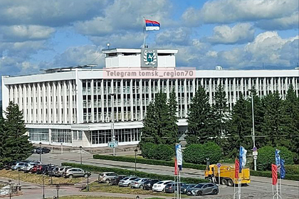 Над зданием правительства в российском регионе повесили перевернутый триколор