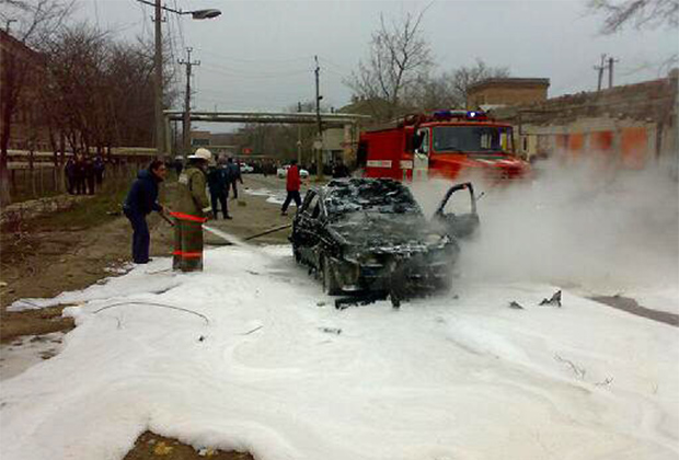 Машина в Кизляре, взорванная террористом-смертником. Фото: Пресс-служба ГУ МЧС по Республике Дагестан / РИА Новости