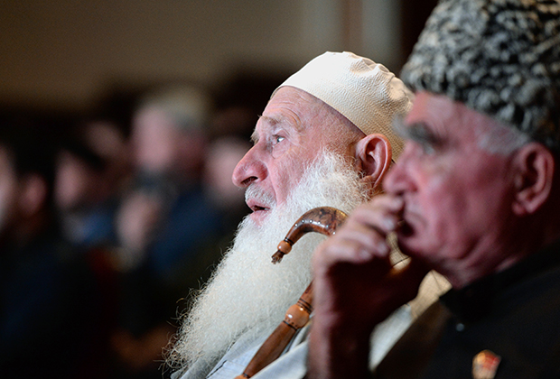 Зрители спектакля «Защитники Отечества». Фото: Саид Царнаев / РИА Новости