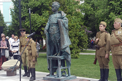 В России установили первый в мире памятник «Сынам полков»