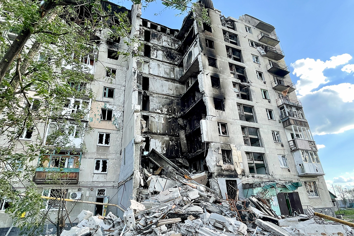 Разрушенный дом около линии фронта в ЛНР