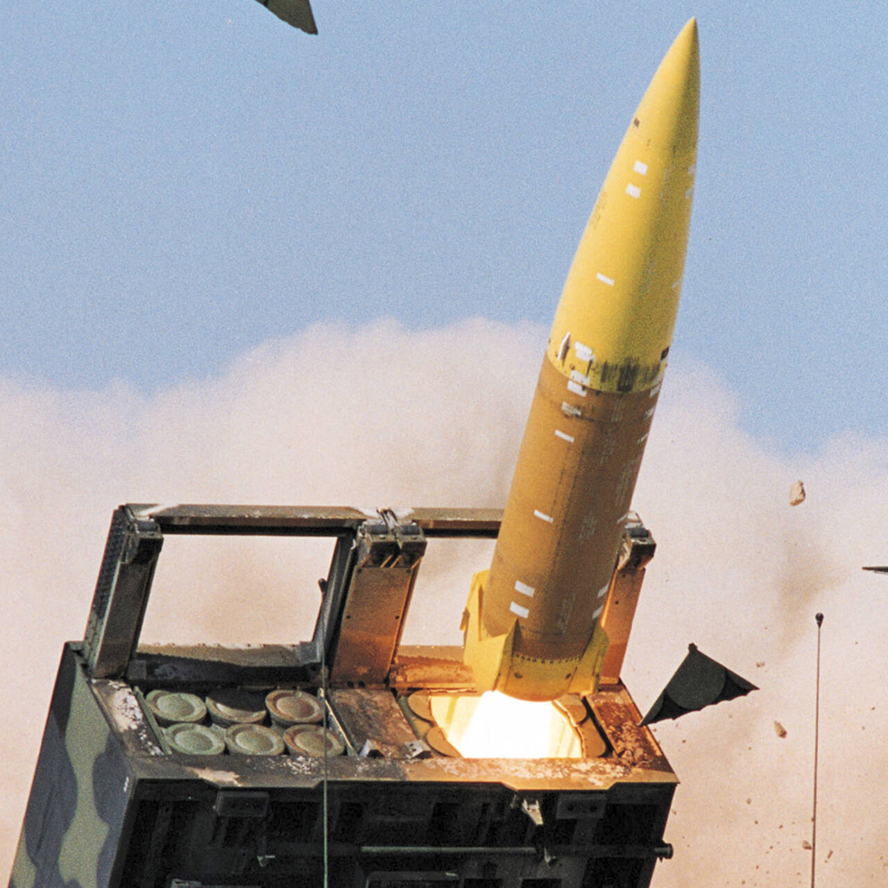 Атакмс ракета википедия. РСЗО MGM-140 atacms. MGM-140 atacms ракета. РСЗО м270 MLRS. MGM 130 atacms снаряд.