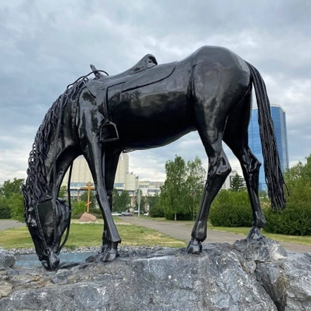 Белая лошадь теракт. Памятник лошадь белая Красноярск. Памятник лошади в Красноярске. Лошадь на набережной Красноярск. Памятник лошадь белая.