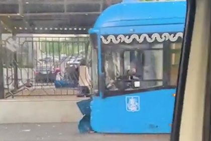 Последствия ДТП с въехавшим в остановку автобусом в Подмосковье попали на видео