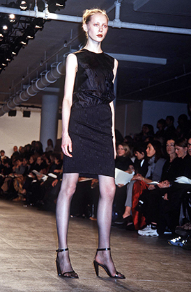 Модель Колетт Печехонова, страдающая анорексией, на показе Calvin Klein, 1999 год