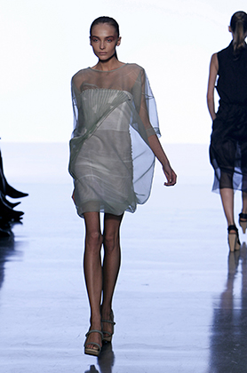 Модель Снежана Онопка, страдающая анорексией, на показе Calvin Klein, 2007 год 