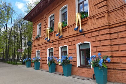 Власти российского города сравнили с борделем фасад местного бара