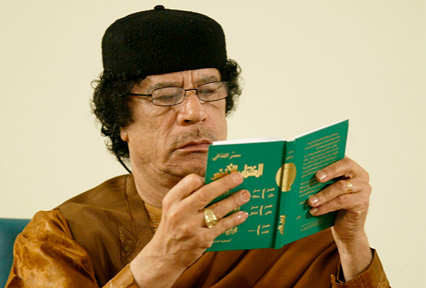 Каддафи с «Зеленой книгой» в пустыне, 2 марта 2007 года