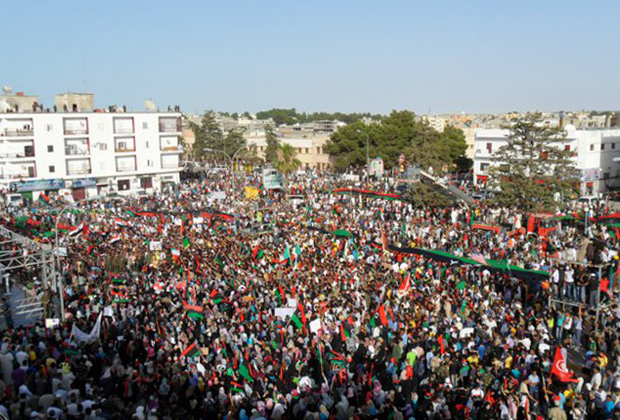 Тысячи протестующих в городе Эль-Байда, 22 июля 2011 года