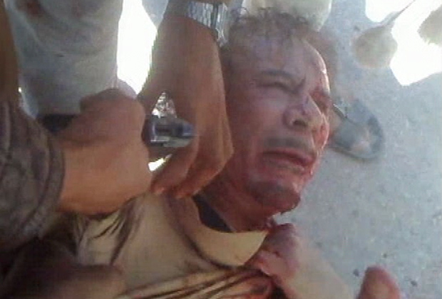 Последние минуты жизни Каддафи. Видео снято 20 октября 2011 года