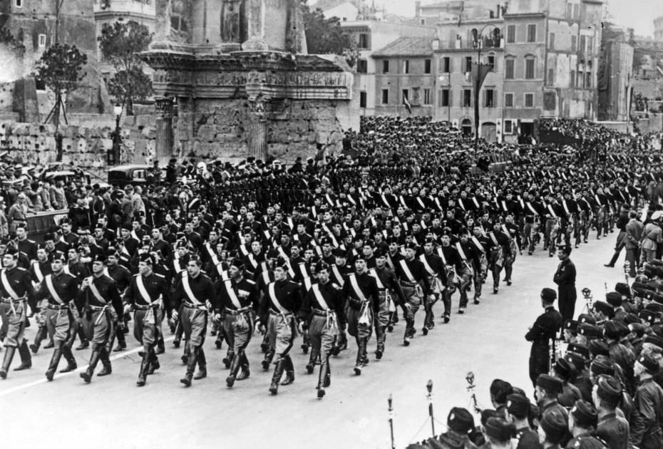 Юные фашисты-чернорубашечники на параде. Италия, 1935 год