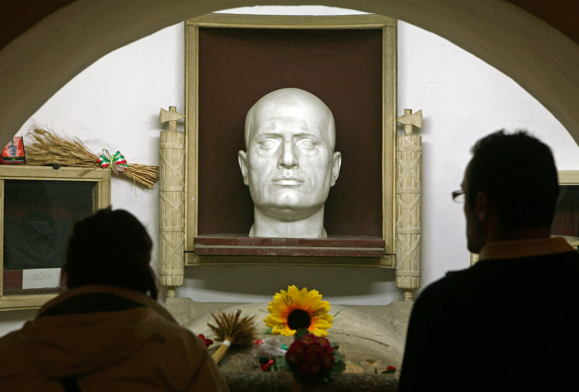 Усыпальница Бенито Муссолини в семейном склепе на кладбище в Предаппио