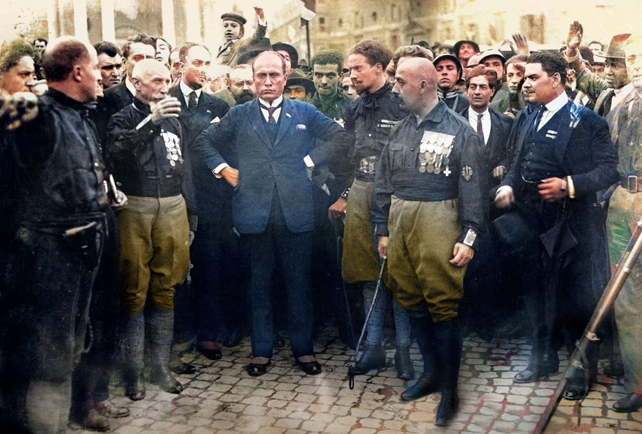 Бенито Муссолини (в центре) с командирами фашистских отрядов после успешного завершения марша на Рим. Октябрь 1922 года