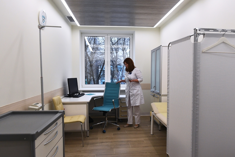 Медицинский работник в шоуруме поликлиники нового образца на территории диагностического центра №5 в Москве