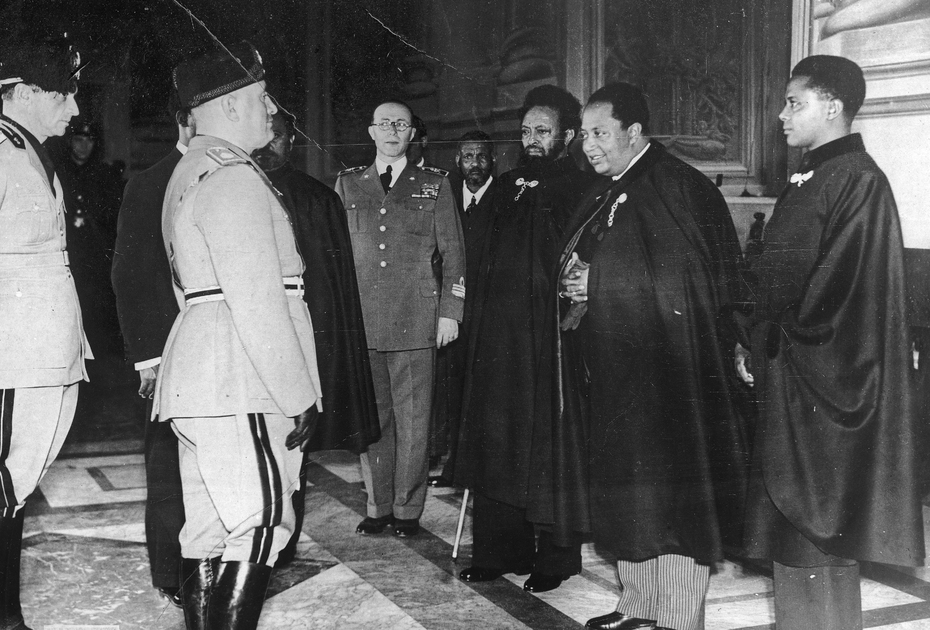 Бенито Муссолини принимает делегацию коллаборационистов из Эфиопии после оккупации и аннексии страны. Италия, Рим, 6 февраля 1937 года