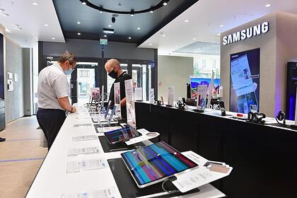 Продавец Samsung и Apple захотел сократить число магазинов в России