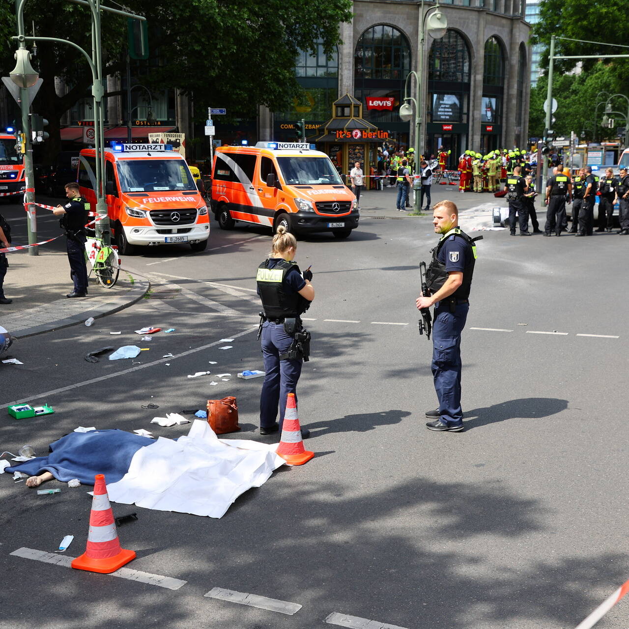 Появились подробности наезда на группу людей в центре Берлина:  Происшествия: Мир: Lenta.ru