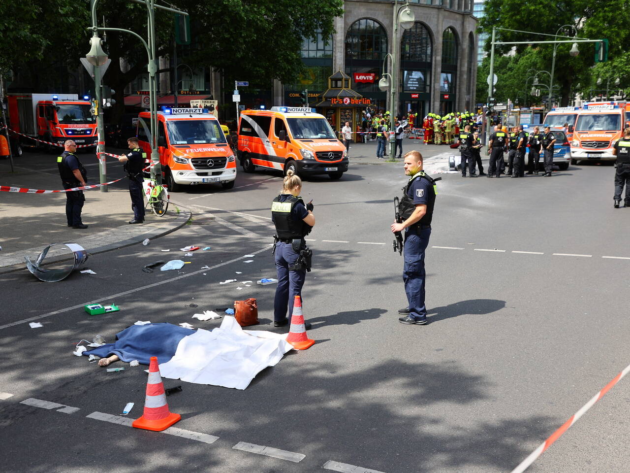 Появились подробности наезда на группу людей в центре Берлина:  Происшествия: Мир: Lenta.ru