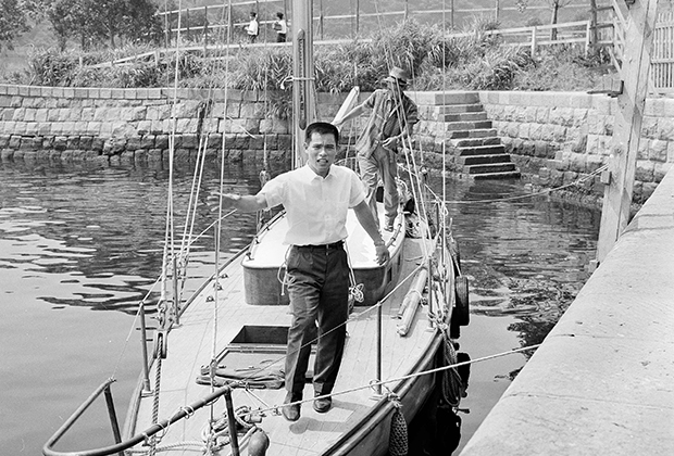 Кеничи Хори в 19 июля 1963 года позирует на борту яхты «Русалка II», под парусом которой он пересек Тихий океан из Осаки в Сан-Франциско