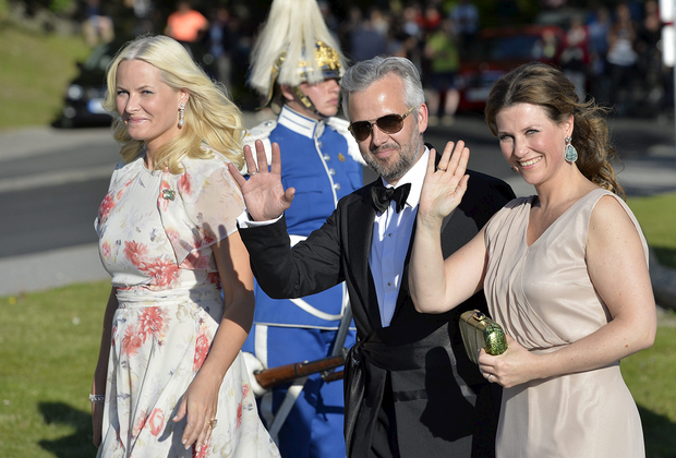 Марта Луиза (справа) с кронпринцессой Метте-Марит (слева) и бывшим мужем (в центре). Фото: Anders Wiklund / Reuters