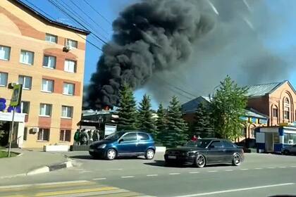 Пожар на территории подмосковного завода показали на видео