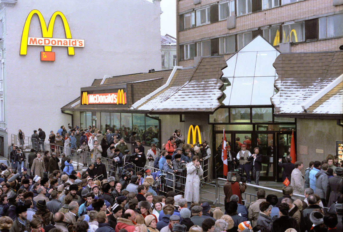 Открытие «Макдоналдса» в 1990 году 