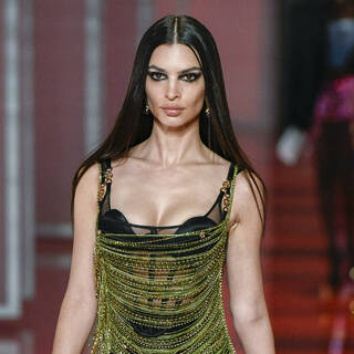 Эмили Ратаковски на показе Versace 