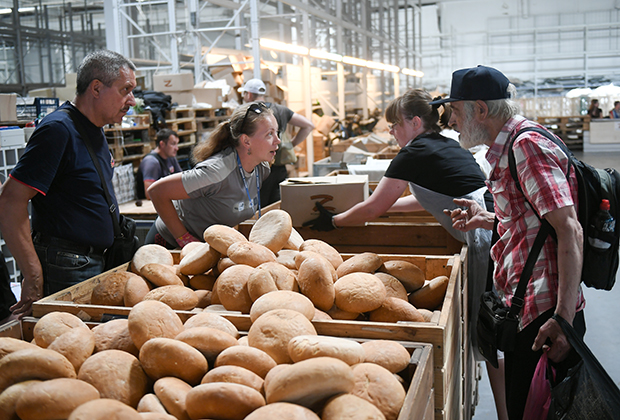 Раздача хлеба в пункте гуманитарной помощи в Мариуполе
