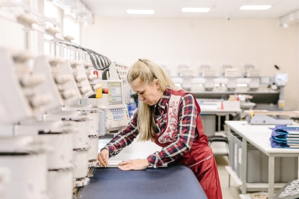 На швейной фабрике в Псковской области начали импортозамещение оборудования