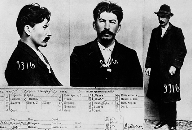 Информационная карточка на Иосифа Сталина из архива царской тайной полиции в Санкт-Петербурге. 1911 год