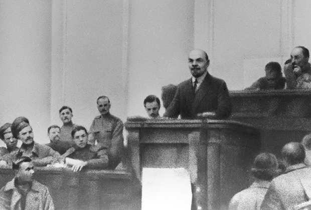 Владимир Ленин (в центре) выступает в зале заседаний Таврического дворца. Петроград, апрель 1917 года