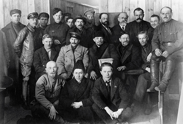 Иосиф Сталин, Владимир Ленин и Михаил Калинин (во втором ряду в центре слева направо) среди делегатов VIII съезда РКП (б). 1919 год