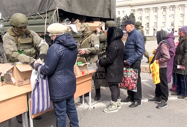 Военнослужащие Минобороны РФ раздают гуманитарную помощь мирным жителям города