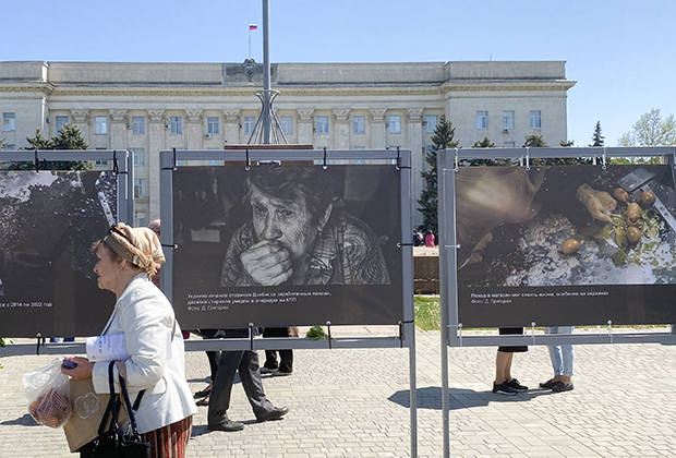 Женщина на площади Свободы в Херсоне, где открылась фотовыставка о преступлениях ВСУ в Донбассе