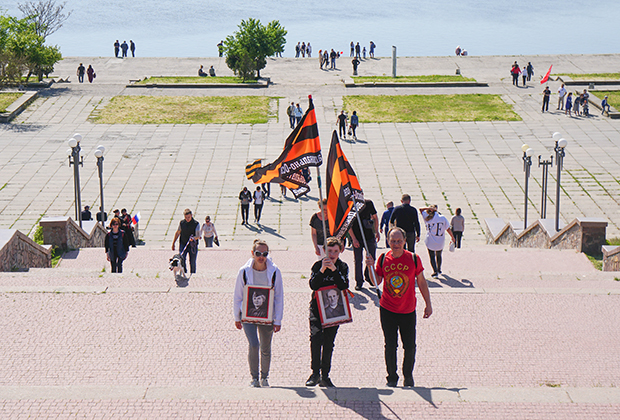 Участники акции «Бессмертный полк» на аллее Славы в Херсоне в день празднования 76-летия Победы в Великой Отечественной войне